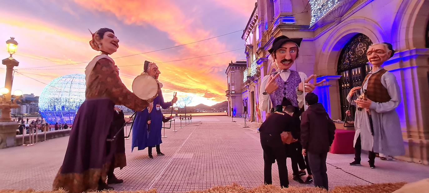 Fotos: Olentzero y Mari Domingi visitan las calles de Donostia