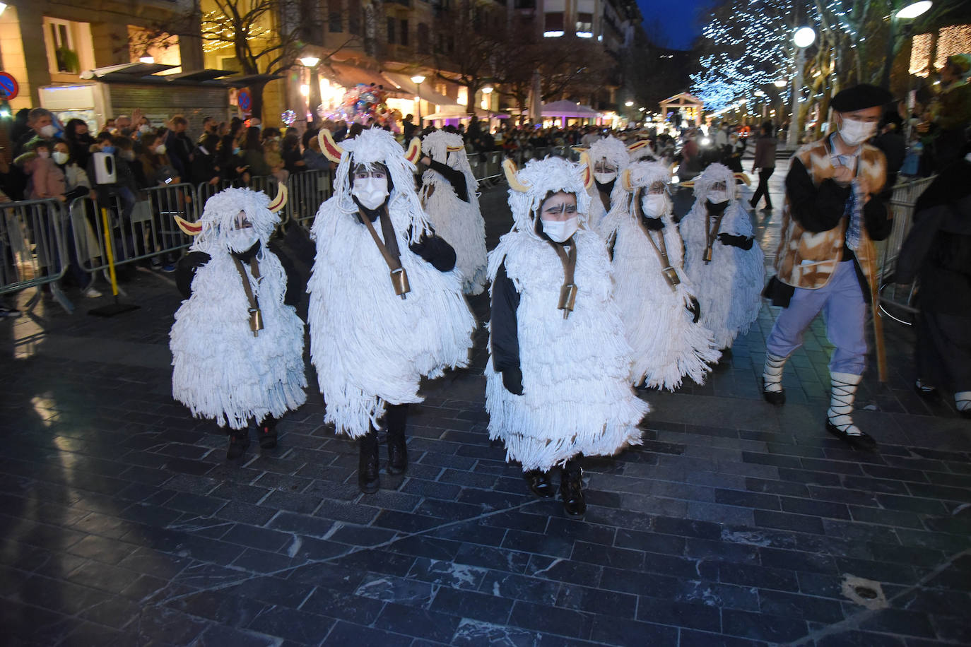 Fotos: Olentzero y Mari Domingi visitan las calles de Donostia