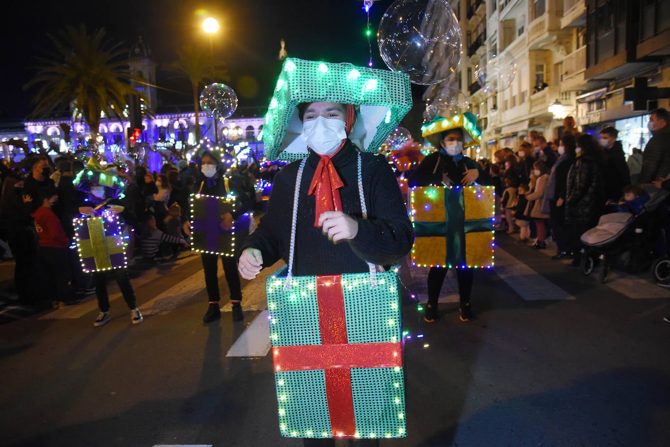 Fotos: Olentzero y Mari Domingi visitan las calles de Donostia