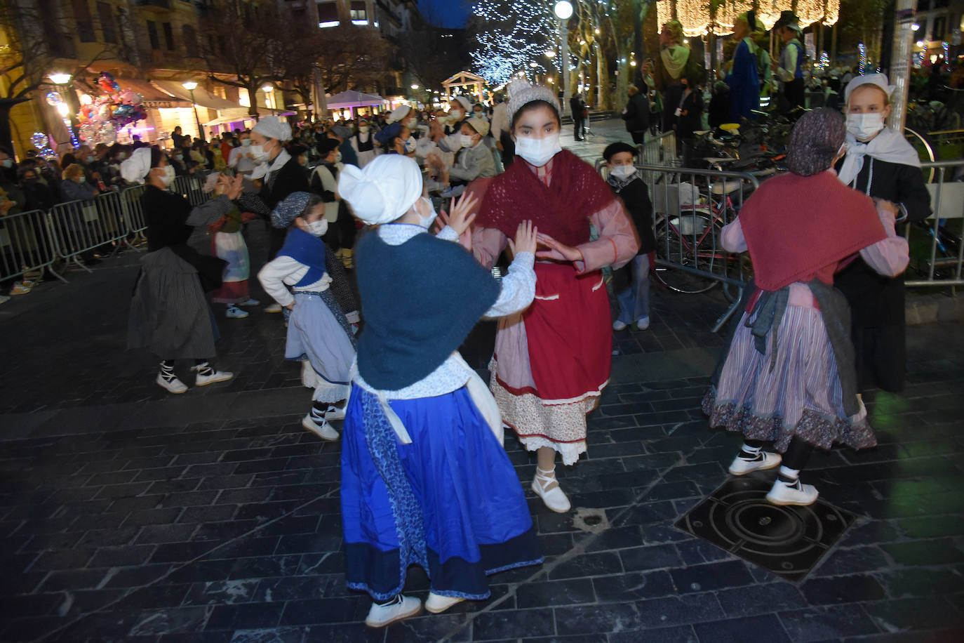 Fotos: Olentzero y Mari Domingi visitan las calles de Donostia