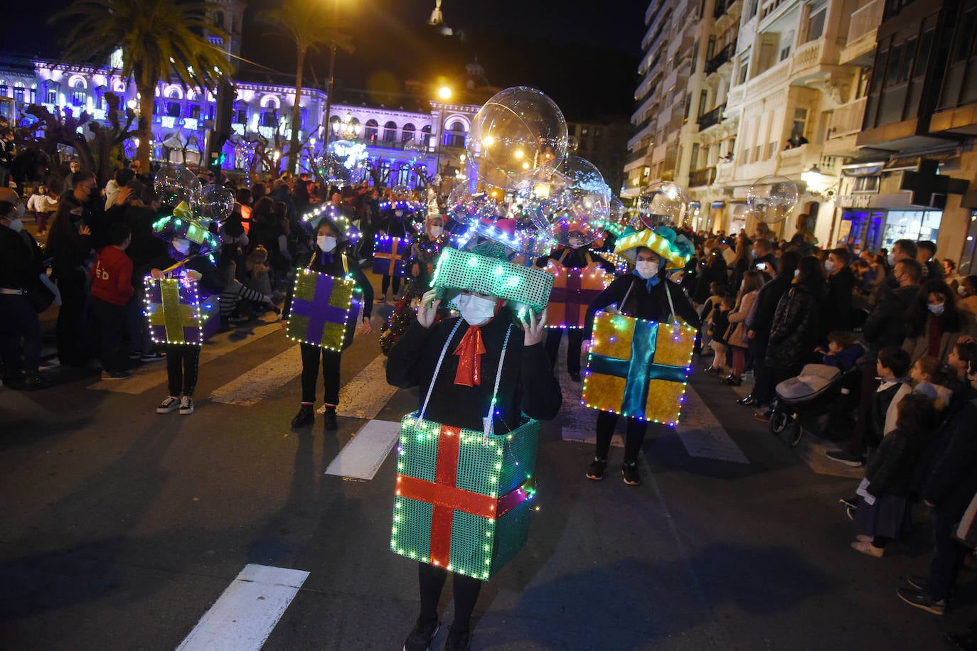 Fotos: Olentzero y Mari Domingi visitan las calles de Donostia
