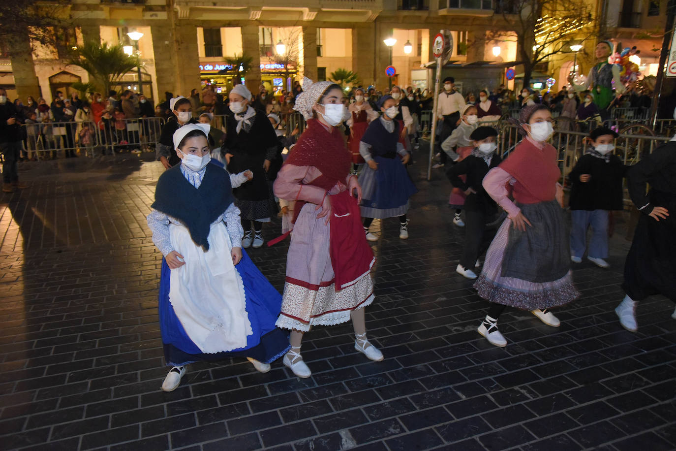 Fotos: Olentzero y Mari Domingi visitan las calles de Donostia