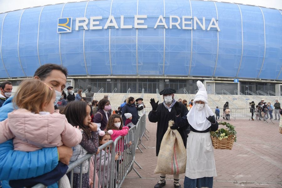 Fotos: Olentzero y Mari Domingi visitan las calles de Donostia