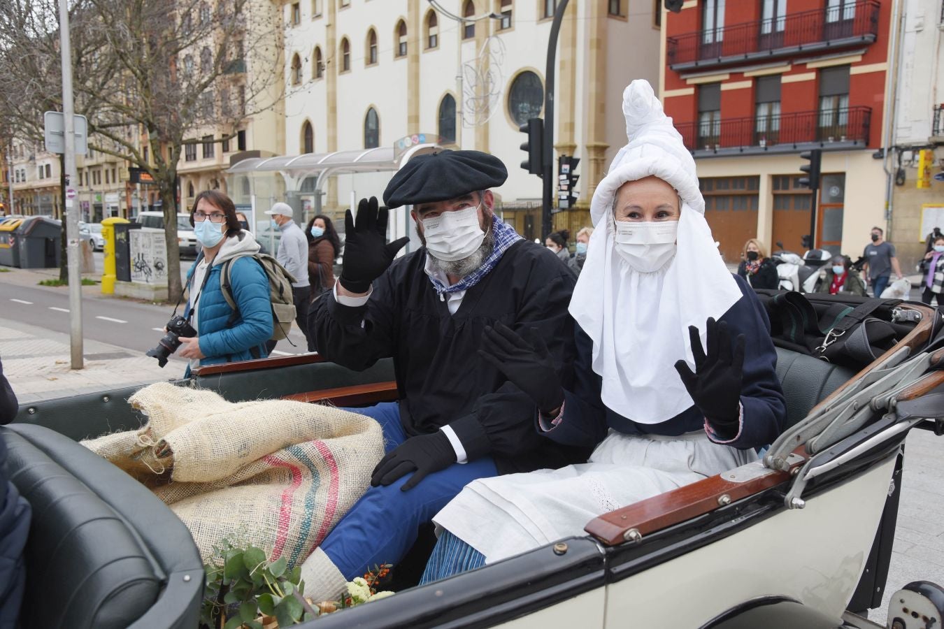 El carbonero y su compañera han sido recibidos por multitud de niños en la plaza Néstor Basterretxea de Egia, donde han atendido sus cartas y peticiones de cara a esta Nochebuena. 
