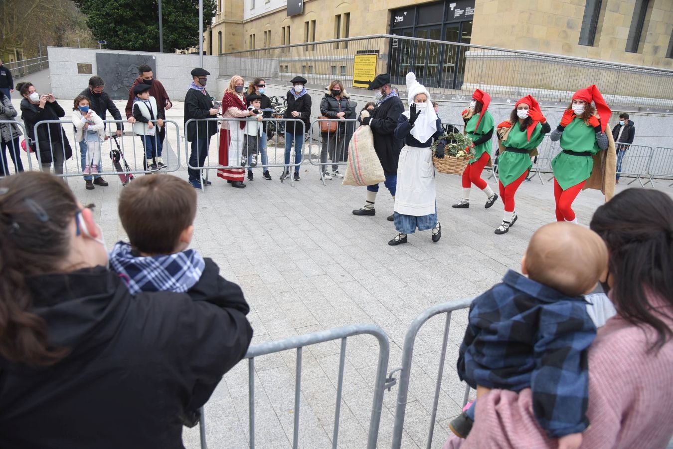 El carbonero y su compañera han sido recibidos por multitud de niños en la plaza Néstor Basterretxea de Egia, donde han atendido sus cartas y peticiones de cara a esta Nochebuena. 