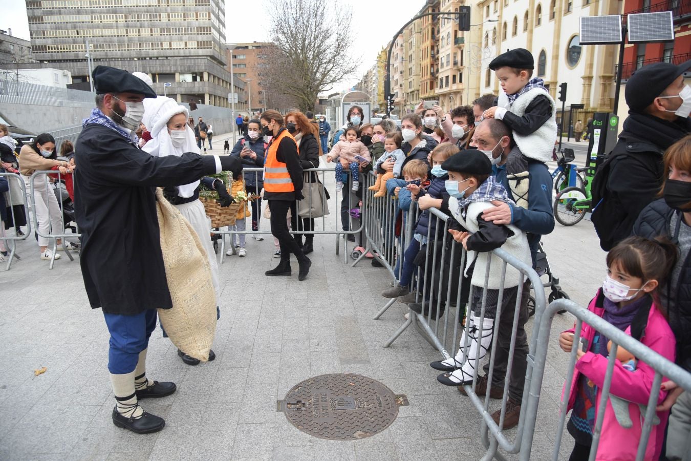 El carbonero y su compañera han sido recibidos por multitud de niños en la plaza Néstor Basterretxea de Egia, donde han atendido sus cartas y peticiones de cara a esta Nochebuena. 