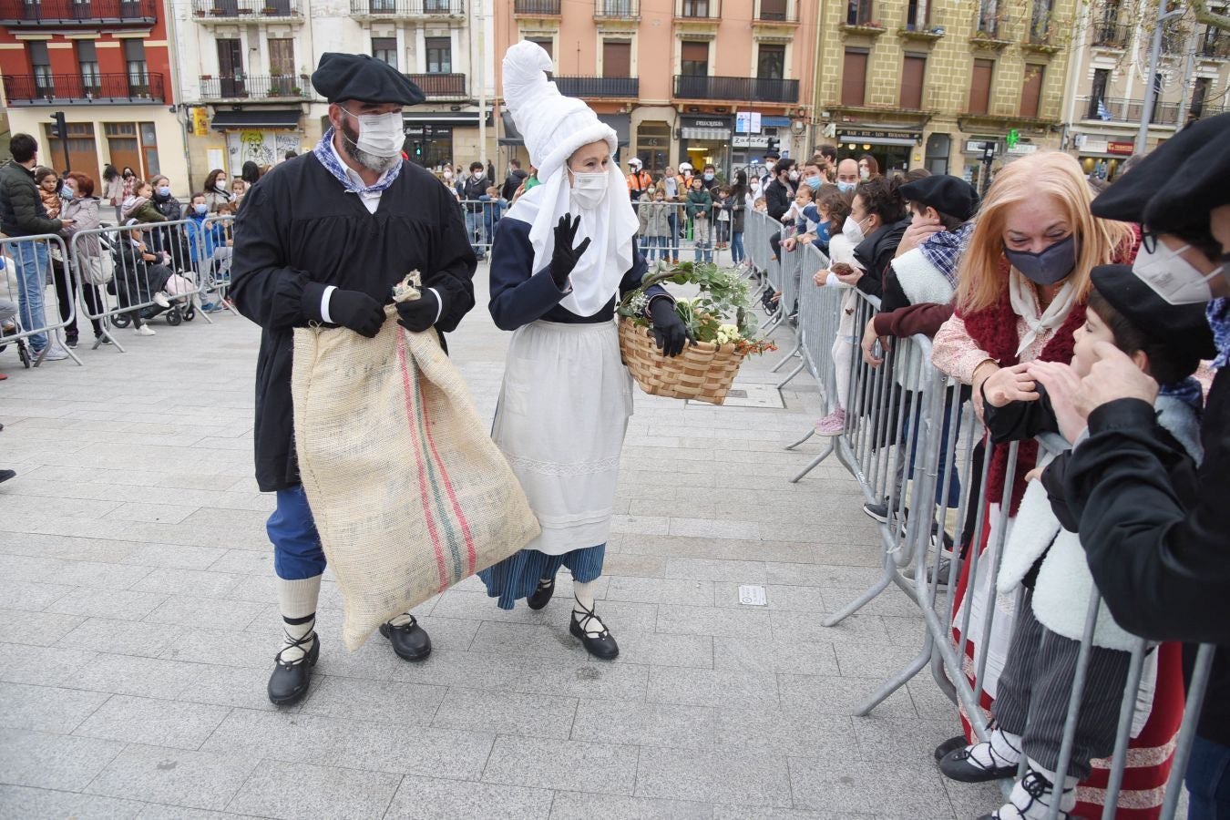 El carbonero y su compañera han sido recibidos por multitud de niños en la plaza Néstor Basterretxea de Egia, donde han atendido sus cartas y peticiones de cara a esta Nochebuena. 