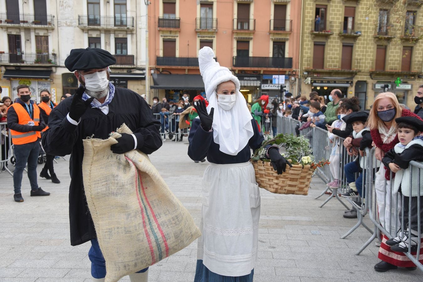 El carbonero y su compañera han sido recibidos por multitud de niños en la plaza Néstor Basterretxea de Egia, donde han atendido sus cartas y peticiones de cara a esta Nochebuena. 