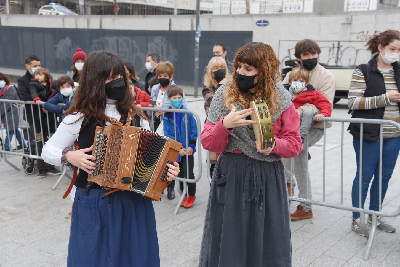 El carbonero y su compañera han sido recibidos por multitud de niños en la plaza Néstor Basterretxea de Egia, donde han atendido sus cartas y peticiones de cara a esta Nochebuena. 