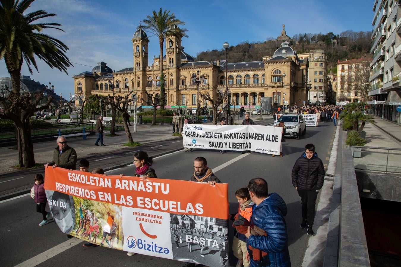 Fotos: La plataforma Bizitza vuelve a la salir a la calle en contra del pasaporte Covid