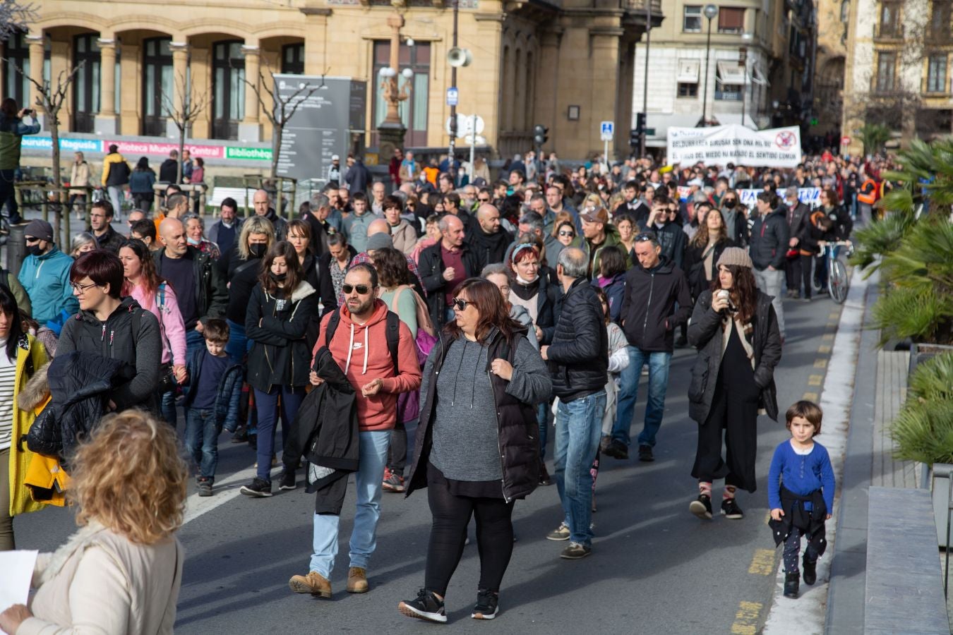 Fotos: La plataforma Bizitza vuelve a la salir a la calle en contra del pasaporte Covid