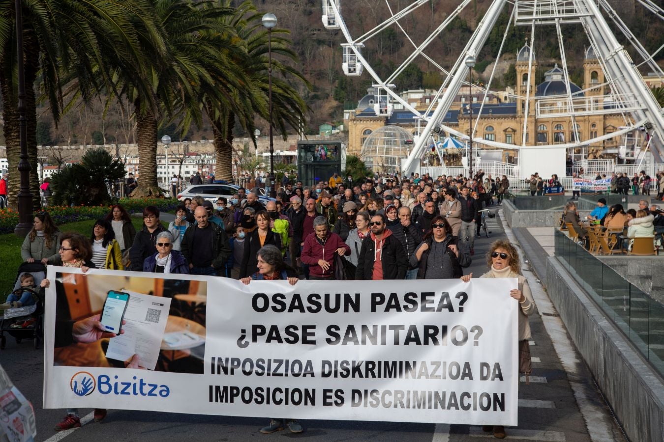 Fotos: La plataforma Bizitza vuelve a la salir a la calle en contra del pasaporte Covid