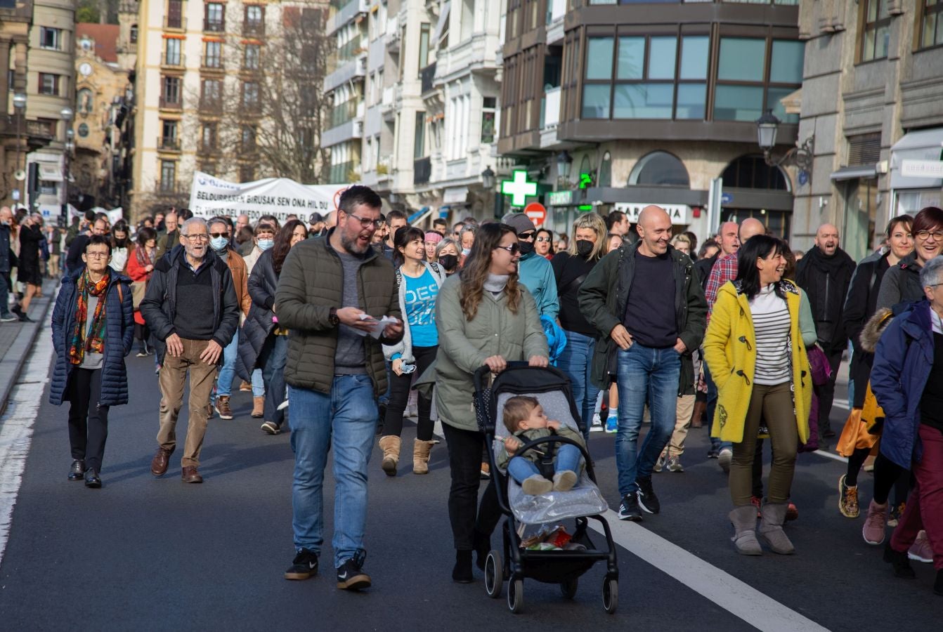 Fotos: La plataforma Bizitza vuelve a la salir a la calle en contra del pasaporte Covid