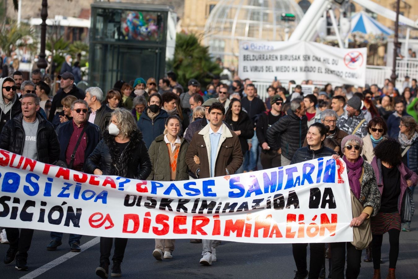 Fotos: La plataforma Bizitza vuelve a la salir a la calle en contra del pasaporte Covid