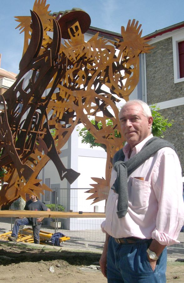 Tomás Hernández junto a su escultura instalada en Tolosa en 2003