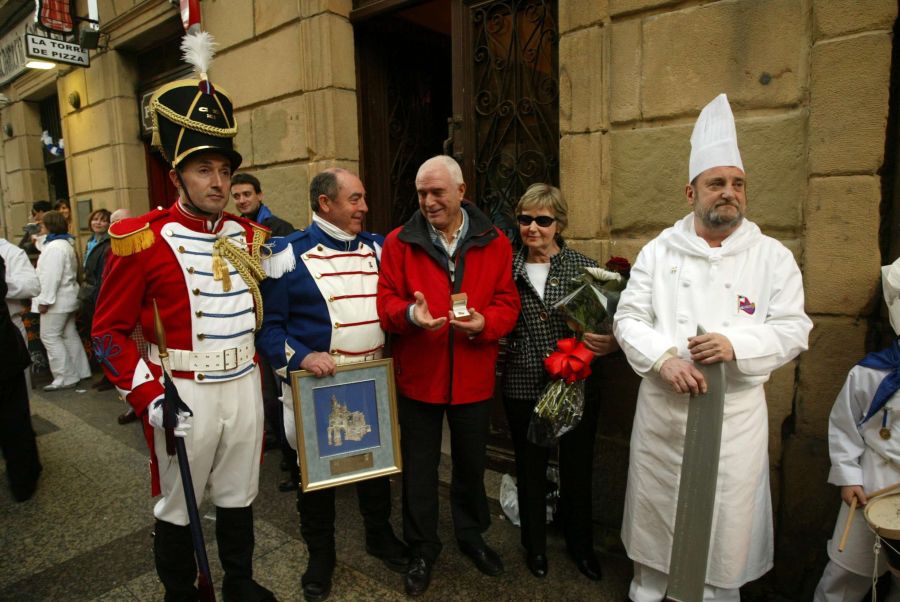 Tomás Hernández recibe en 2008 el homenaje de la tamborrada del club Deportivo Esperanza.