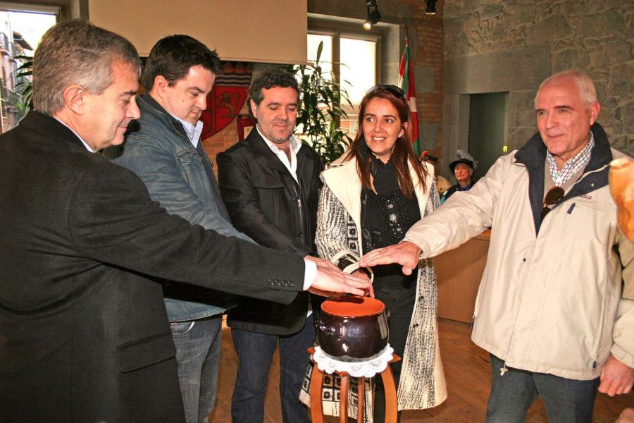 Tomás Hernández, junto a Andoni Agirregomezkorta, German Muruamendiaraz, Iñaki Corral y Mikel Zuaznabar, nuevo miembro de la cofradía de la alubia en Tolosa