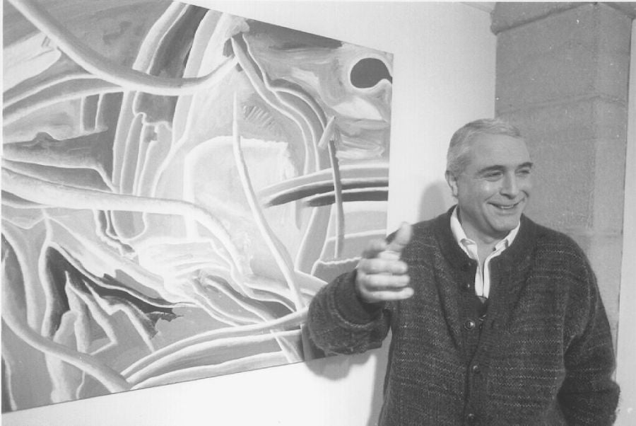 Tomas Hernández posa junto a una de sus obras en 1993