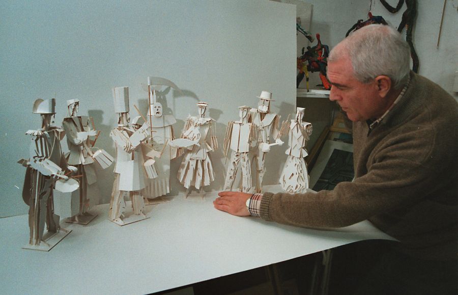 Tomás Hernández mostrando la maqueta del grupo escultórico que se estudiaba colocar en la Plaza Sarriegui en Donostia