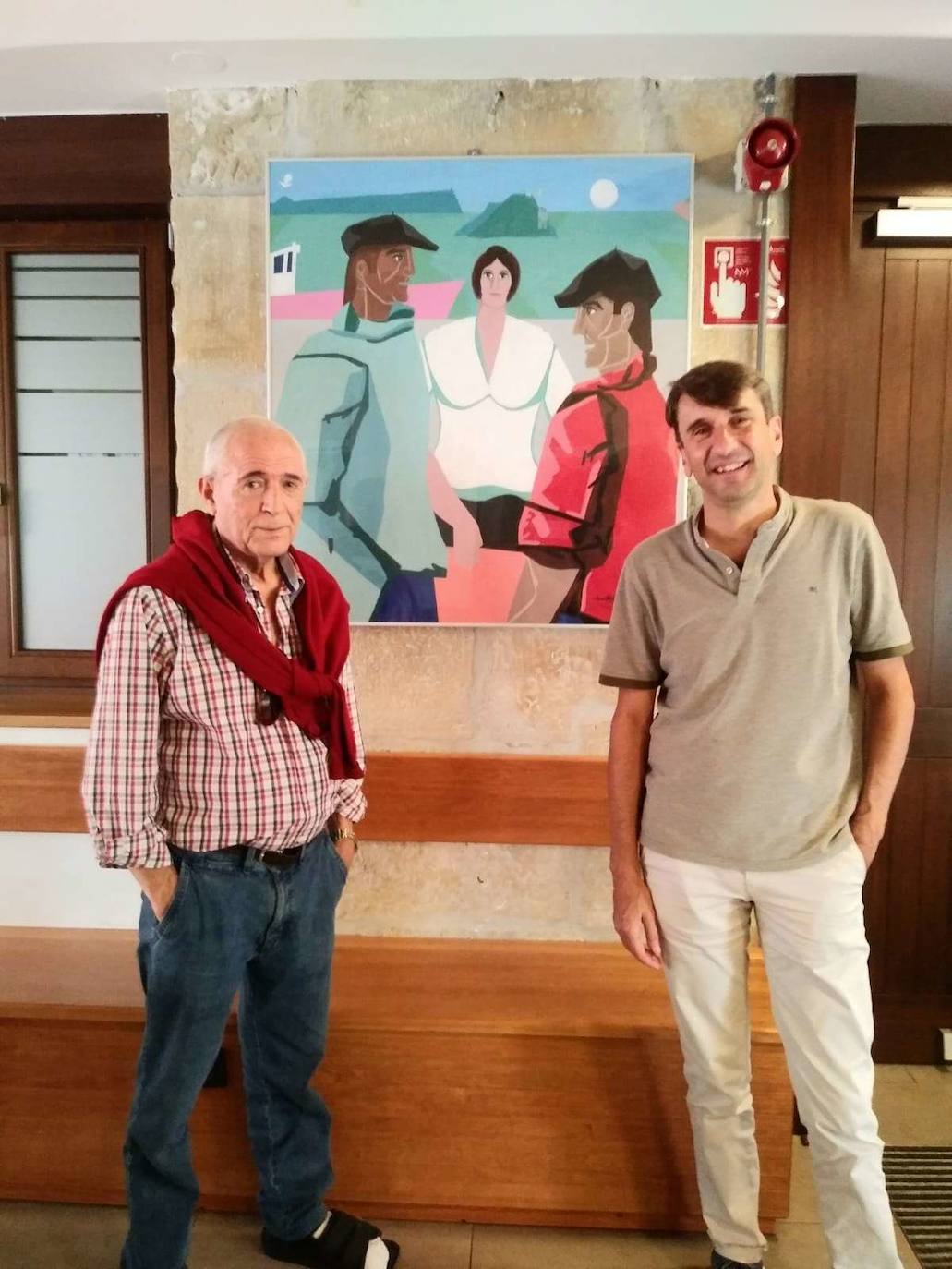 Tomás Hernández Mendizabal, junto a su obra, con el presidente de Euskal Billera, Javier Imaña, en 2020.