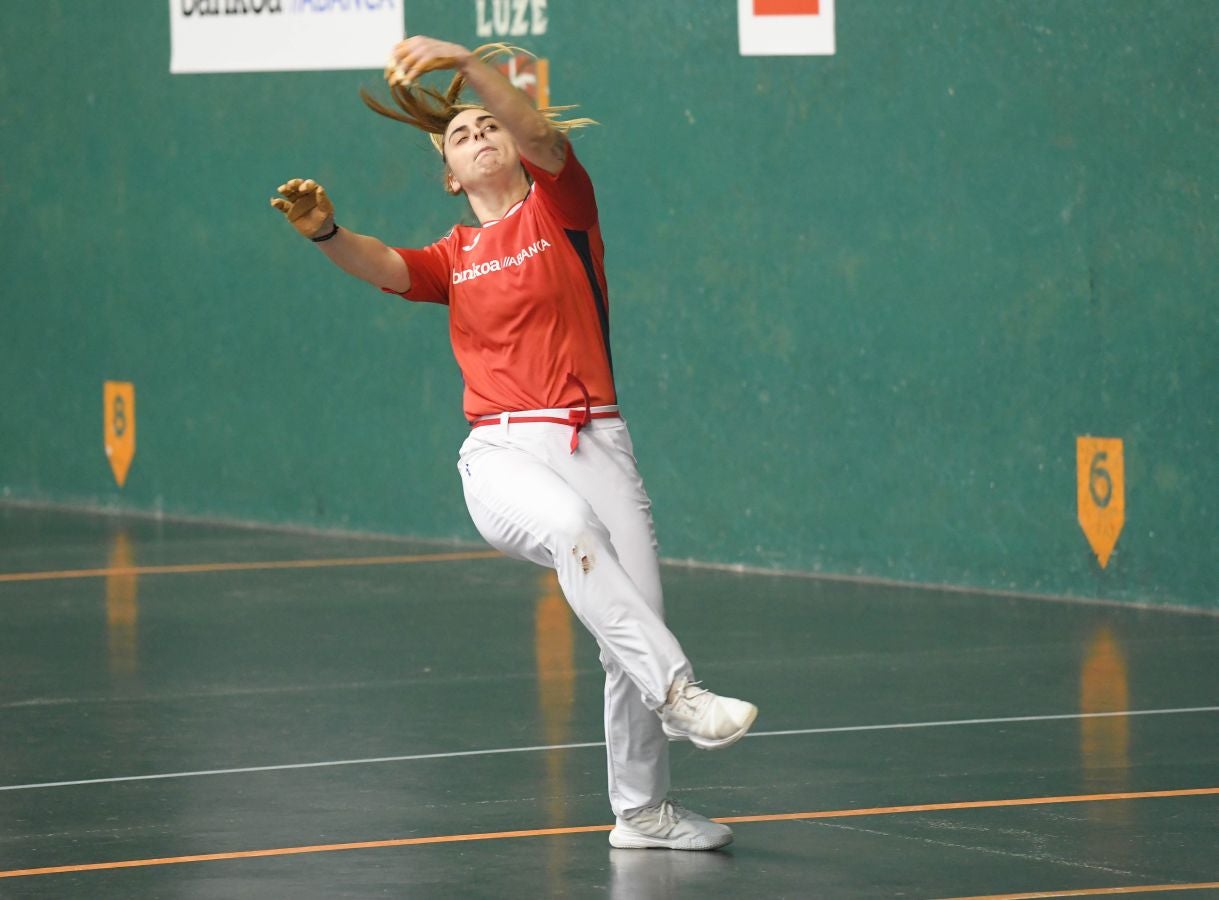 Olatz Arrizabalaga destroza a Amaia Aldia con el saque (6-22) y sucede a la de Dima en el palmarés. 