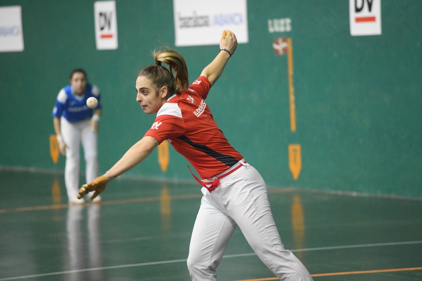 Olatz Arrizabalaga destroza a Amaia Aldia con el saque (6-22) y sucede a la de Dima en el palmarés. 