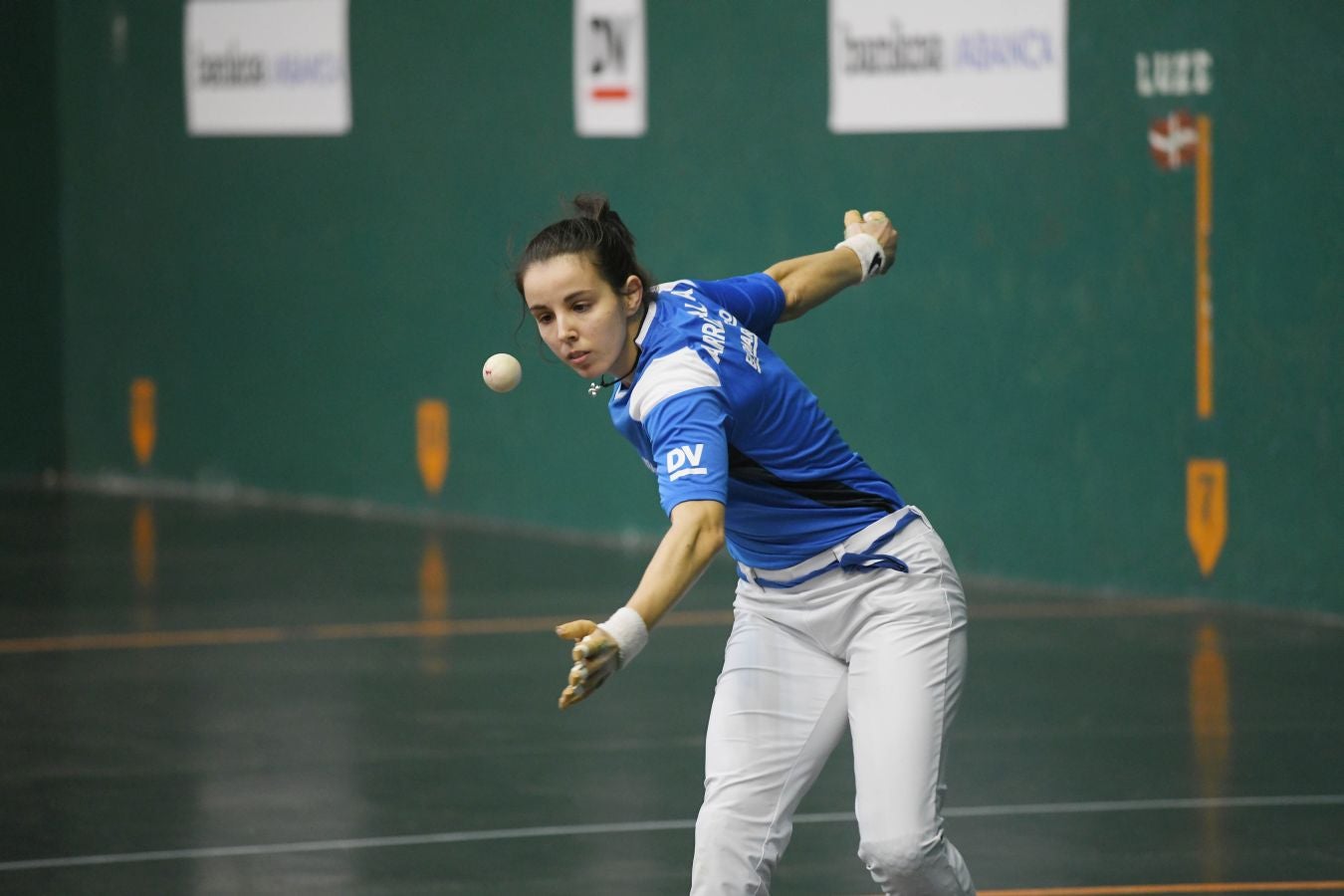 Olatz Arrizabalaga destroza a Amaia Aldia con el saque (6-22) y sucede a la de Dima en el palmarés. 