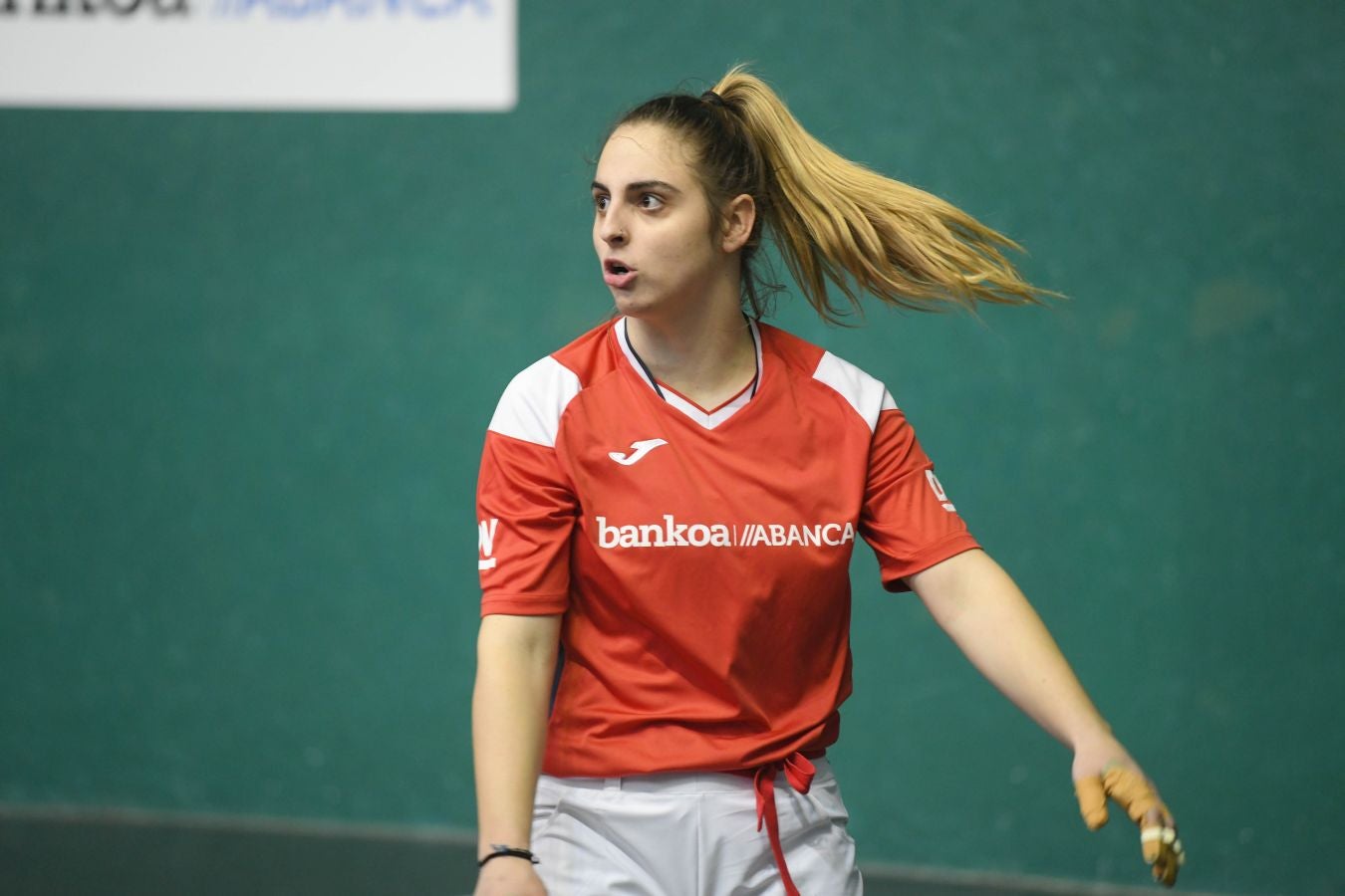 Olatz Arrizabalaga destroza a Amaia Aldia con el saque (6-22) y sucede a la de Dima en el palmarés. 