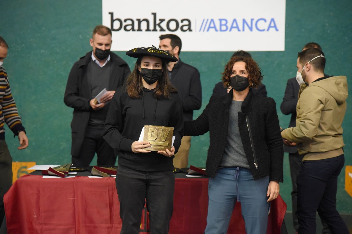 Olatz Arrizabalaga destroza a Amaia Aldia con el saque (6-22) y sucede a la de Dima en el palmarés. 