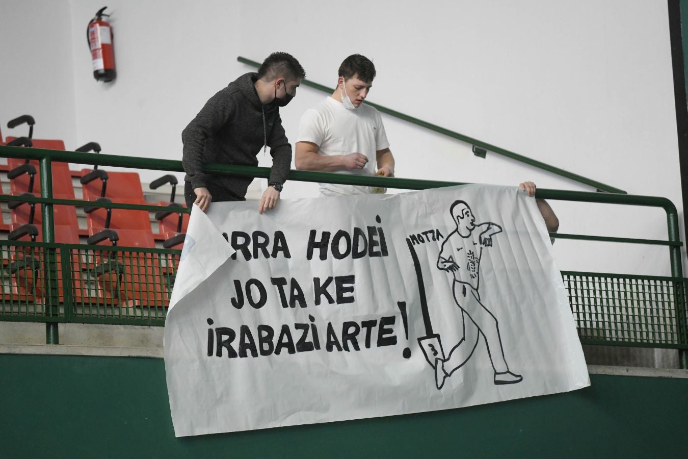 Olatz Arrizabalaga destroza a Amaia Aldia con el saque (6-22) y sucede a la de Dima en el palmarés. 