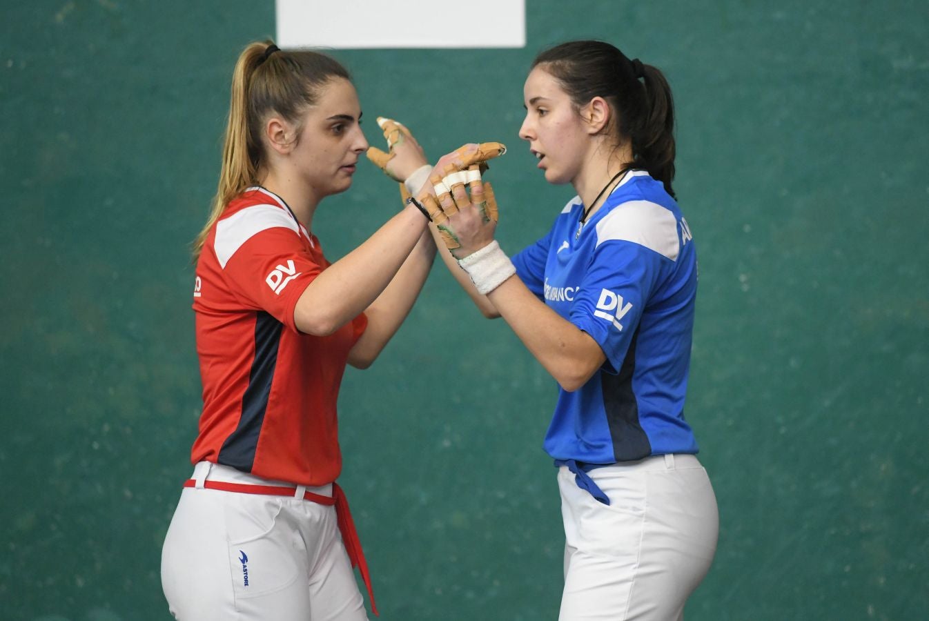 Olatz Arrizabalaga destroza a Amaia Aldia con el saque (6-22) y sucede a la de Dima en el palmarés. 