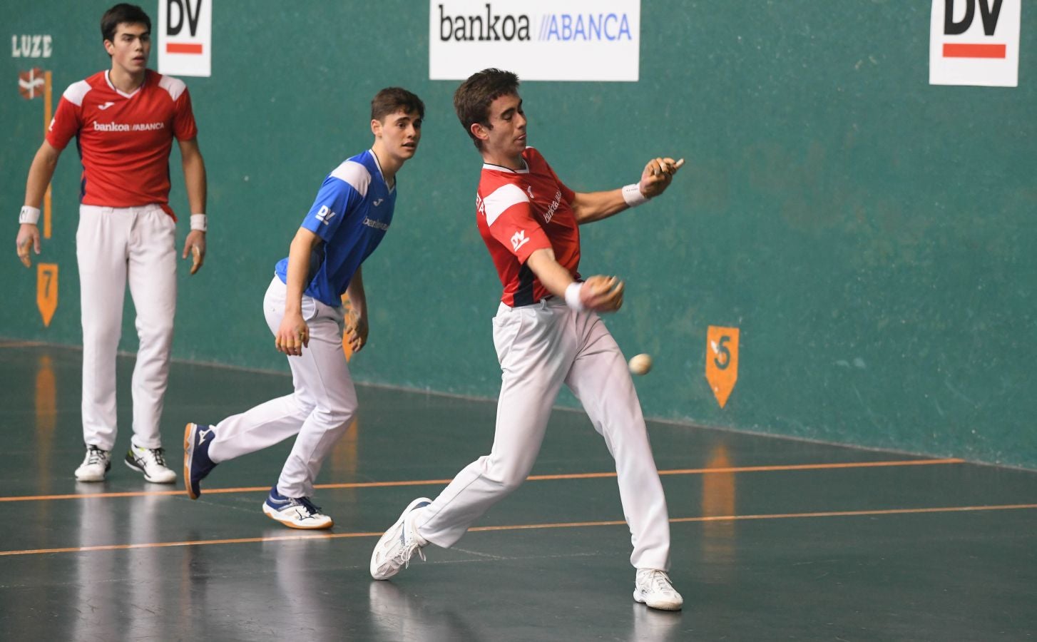 Olatz Arrizabalaga destroza a Amaia Aldia con el saque (6-22) y sucede a la de Dima en el palmarés. 