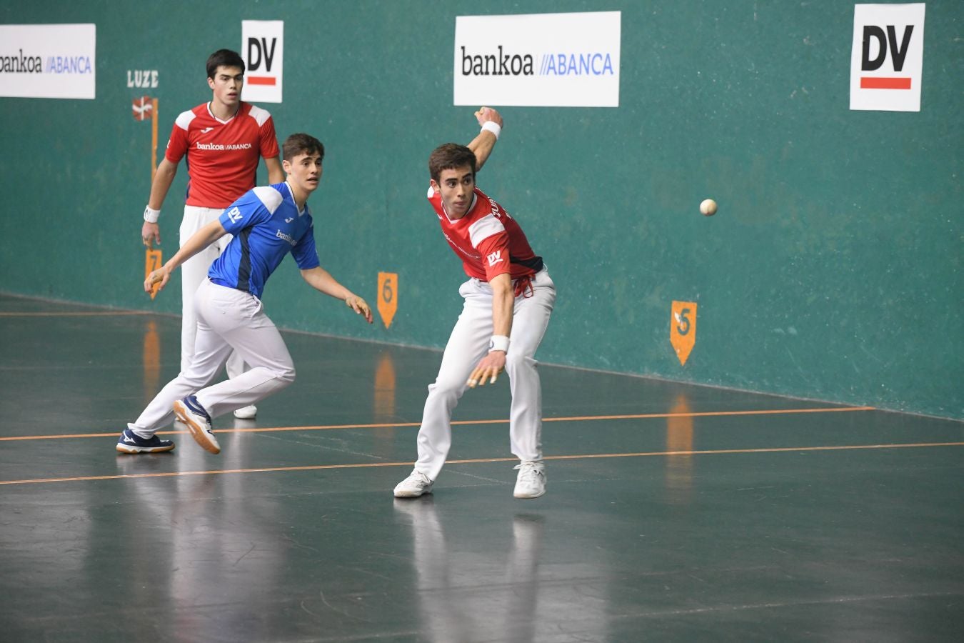 Olatz Arrizabalaga destroza a Amaia Aldia con el saque (6-22) y sucede a la de Dima en el palmarés. 