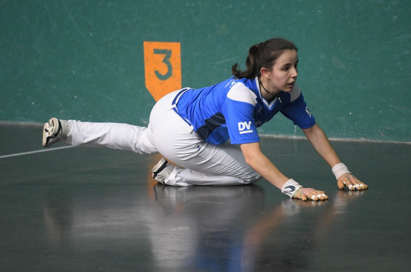 Olatz Arrizabalaga destroza a Amaia Aldia con el saque (6-22) y sucede a la de Dima en el palmarés. 