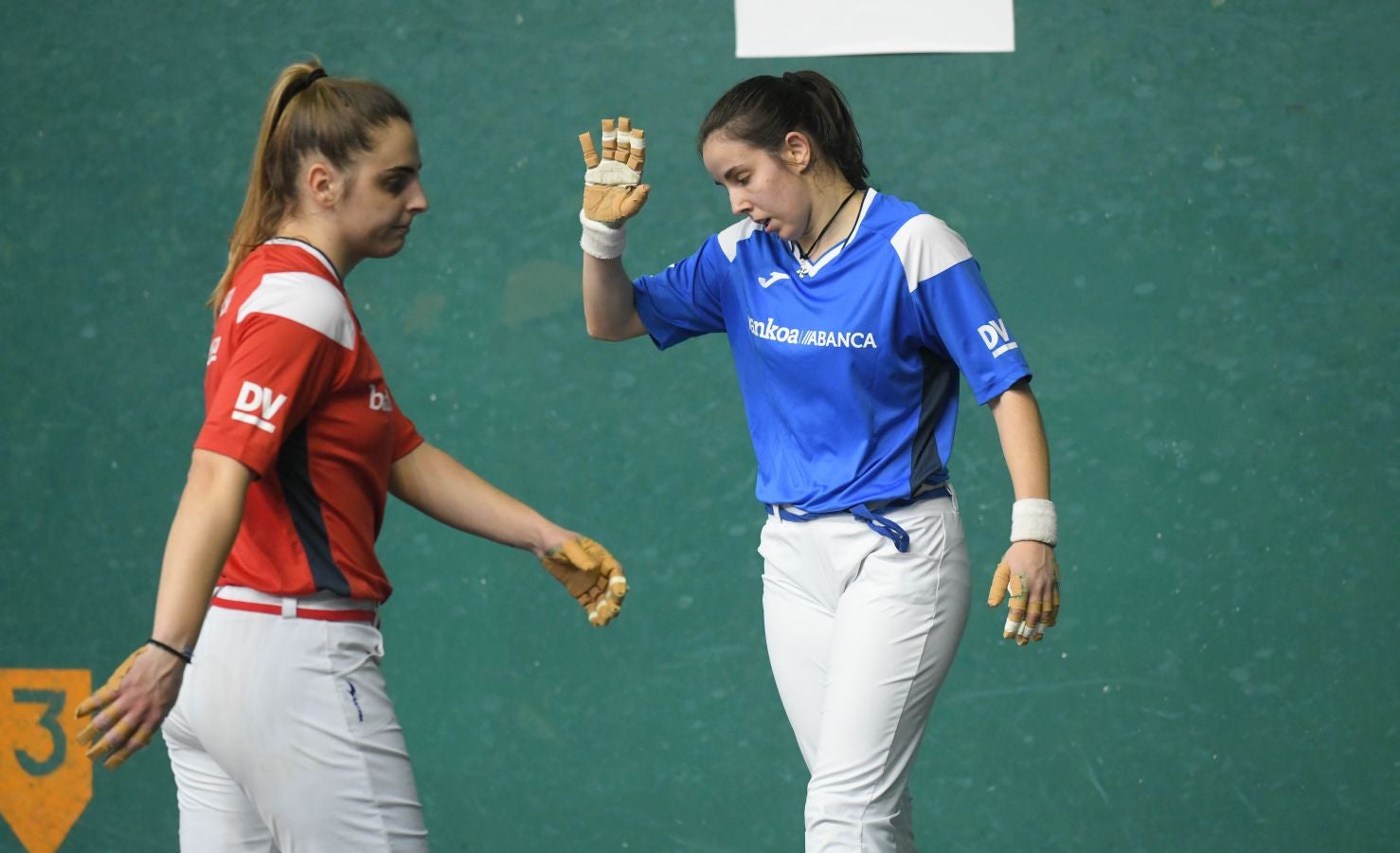 Olatz Arrizabalaga destroza a Amaia Aldia con el saque (6-22) y sucede a la de Dima en el palmarés. 