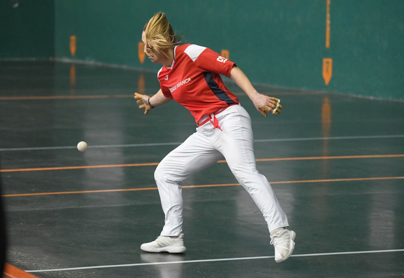 Olatz Arrizabalaga destroza a Amaia Aldia con el saque (6-22) y sucede a la de Dima en el palmarés. 