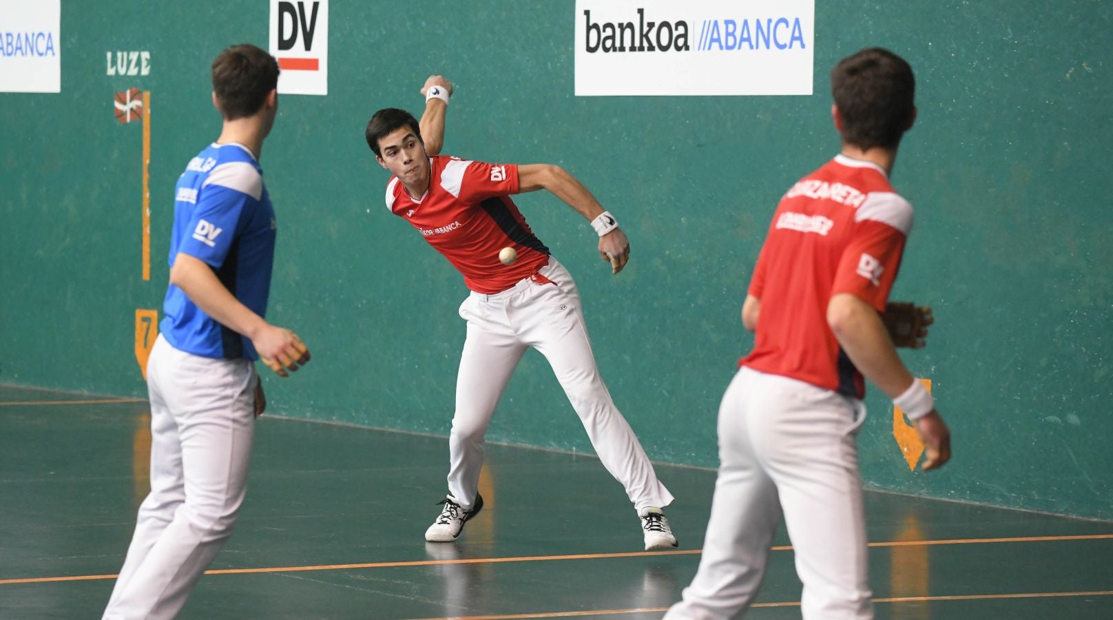 Olatz Arrizabalaga destroza a Amaia Aldia con el saque (6-22) y sucede a la de Dima en el palmarés. 
