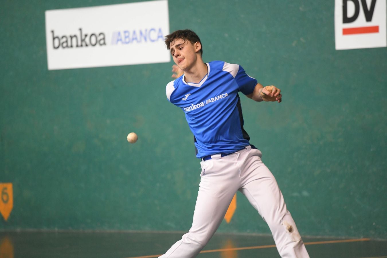 Olatz Arrizabalaga destroza a Amaia Aldia con el saque (6-22) y sucede a la de Dima en el palmarés. 