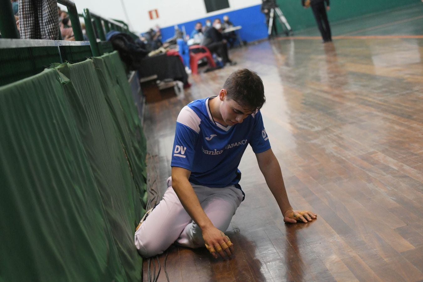 Olatz Arrizabalaga destroza a Amaia Aldia con el saque (6-22) y sucede a la de Dima en el palmarés. 