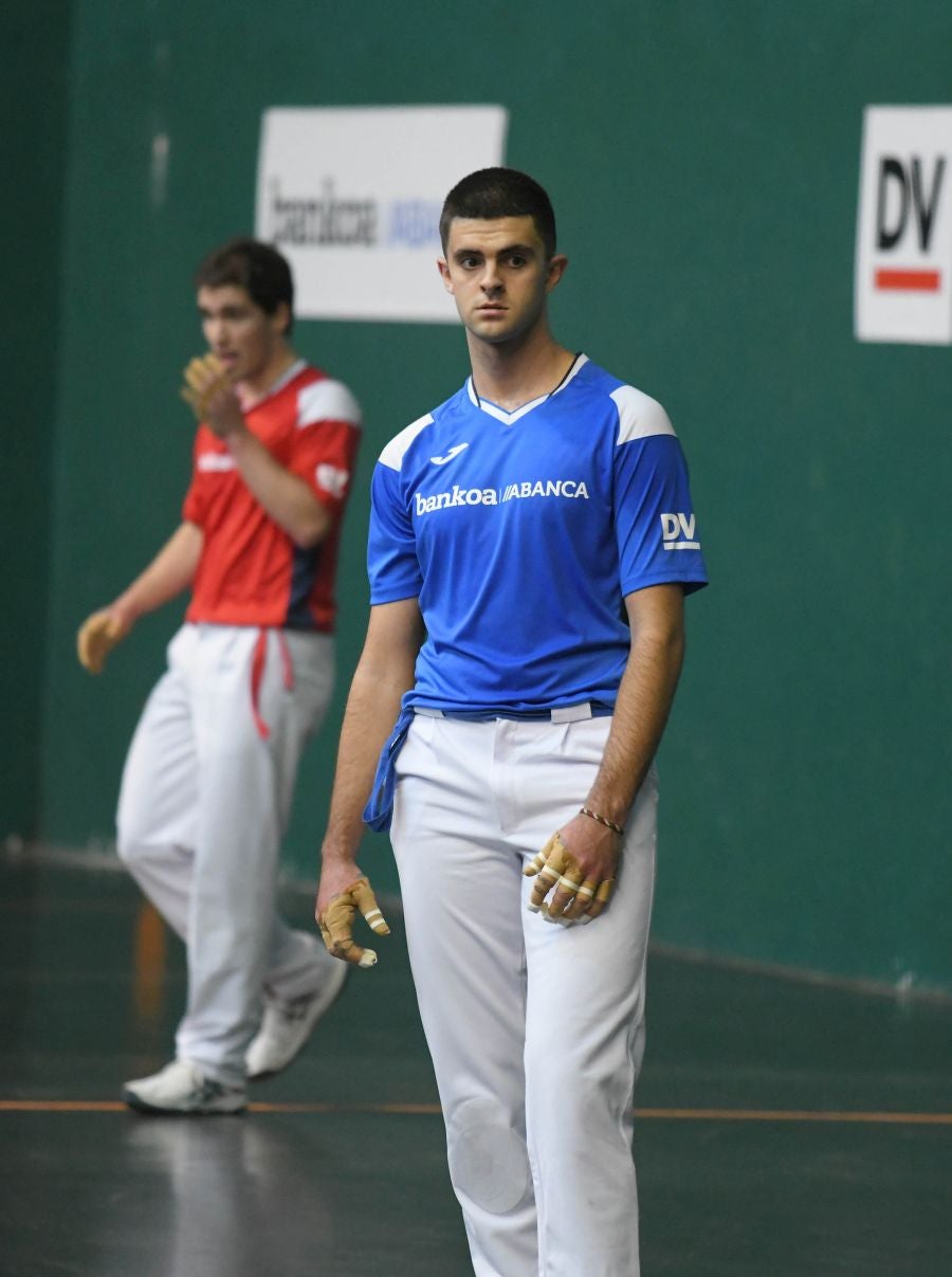 Olatz Arrizabalaga destroza a Amaia Aldia con el saque (6-22) y sucede a la de Dima en el palmarés. 