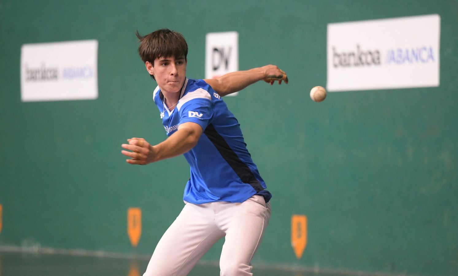 Olatz Arrizabalaga destroza a Amaia Aldia con el saque (6-22) y sucede a la de Dima en el palmarés. 