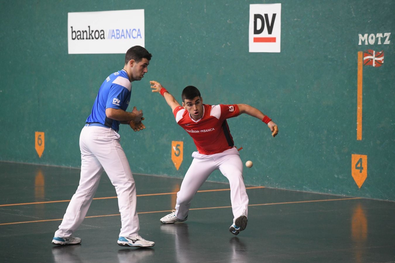 Olatz Arrizabalaga destroza a Amaia Aldia con el saque (6-22) y sucede a la de Dima en el palmarés. 