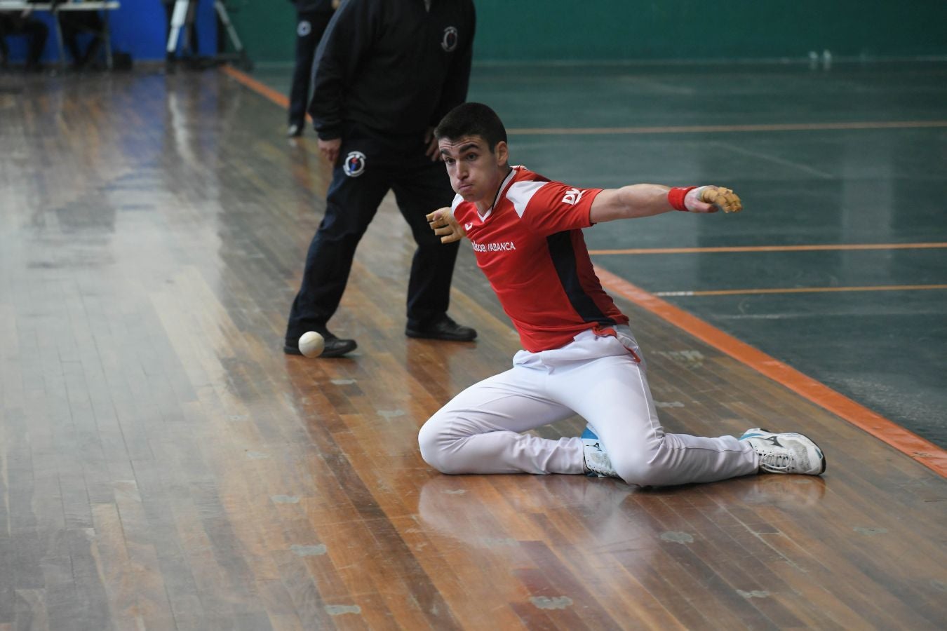 Olatz Arrizabalaga destroza a Amaia Aldia con el saque (6-22) y sucede a la de Dima en el palmarés. 