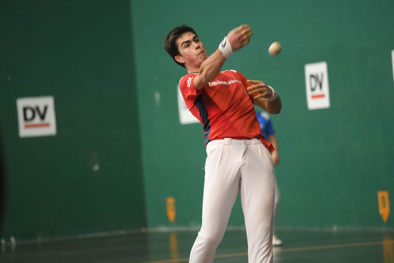 Olatz Arrizabalaga destroza a Amaia Aldia con el saque (6-22) y sucede a la de Dima en el palmarés. 