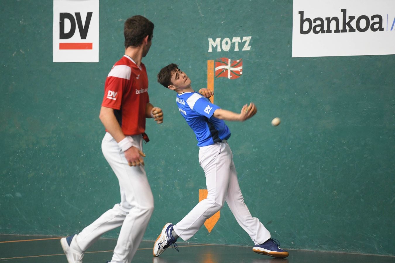 Olatz Arrizabalaga destroza a Amaia Aldia con el saque (6-22) y sucede a la de Dima en el palmarés. 