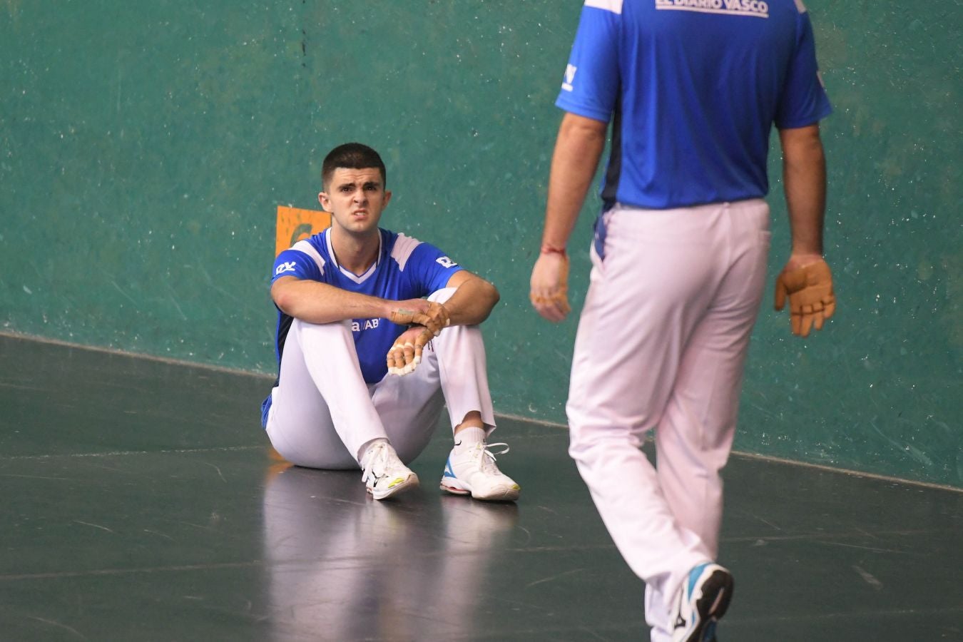 Olatz Arrizabalaga destroza a Amaia Aldia con el saque (6-22) y sucede a la de Dima en el palmarés. 