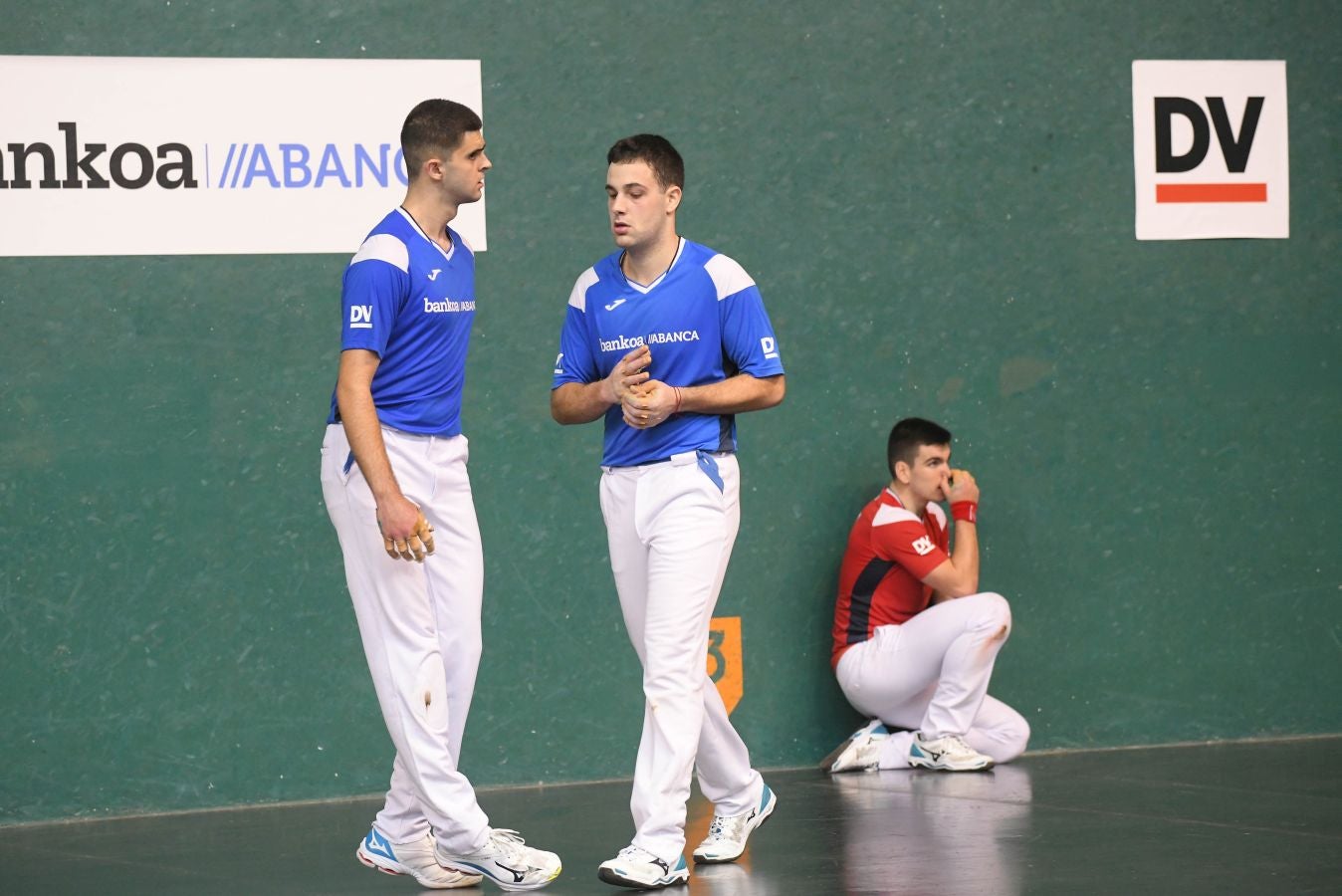 Olatz Arrizabalaga destroza a Amaia Aldia con el saque (6-22) y sucede a la de Dima en el palmarés. 