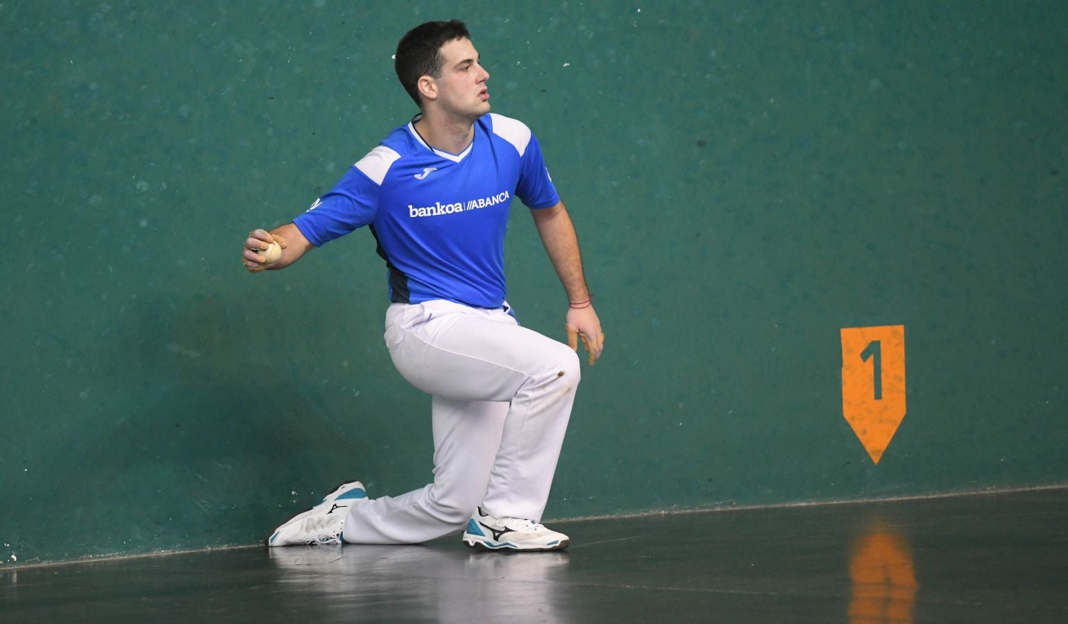 Olatz Arrizabalaga destroza a Amaia Aldia con el saque (6-22) y sucede a la de Dima en el palmarés. 