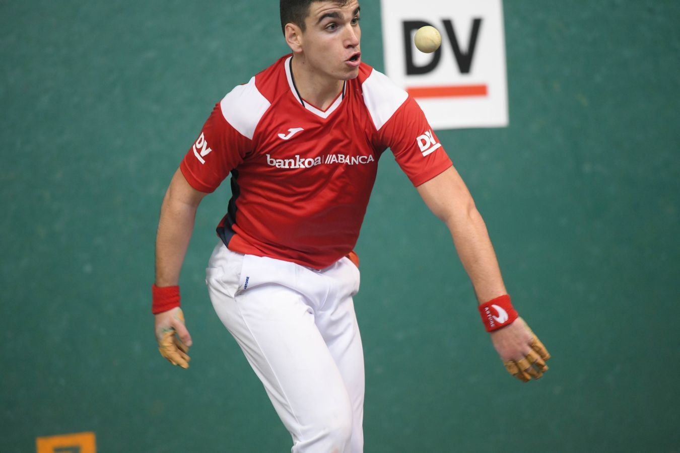 Olatz Arrizabalaga destroza a Amaia Aldia con el saque (6-22) y sucede a la de Dima en el palmarés. 