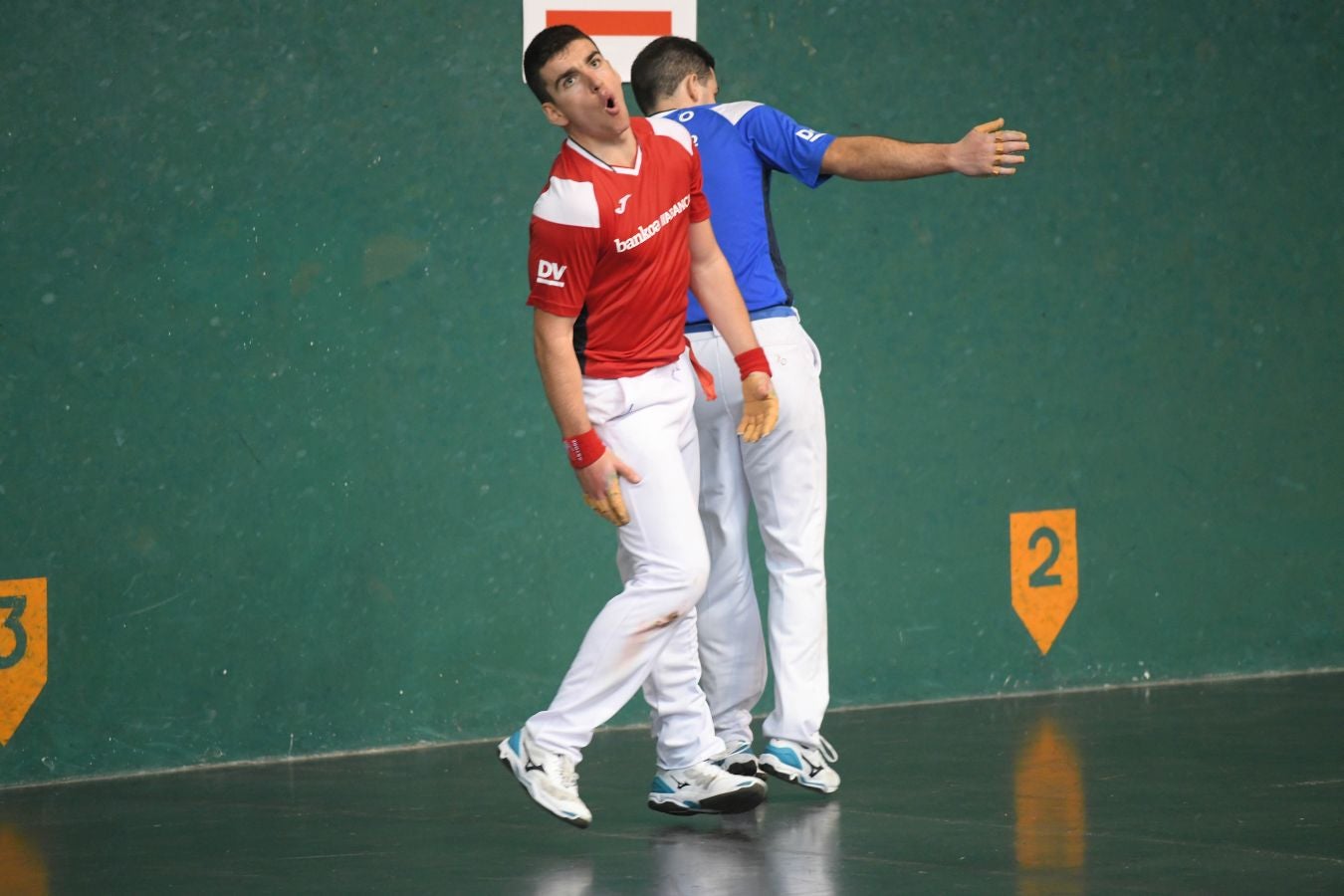 Olatz Arrizabalaga destroza a Amaia Aldia con el saque (6-22) y sucede a la de Dima en el palmarés. 